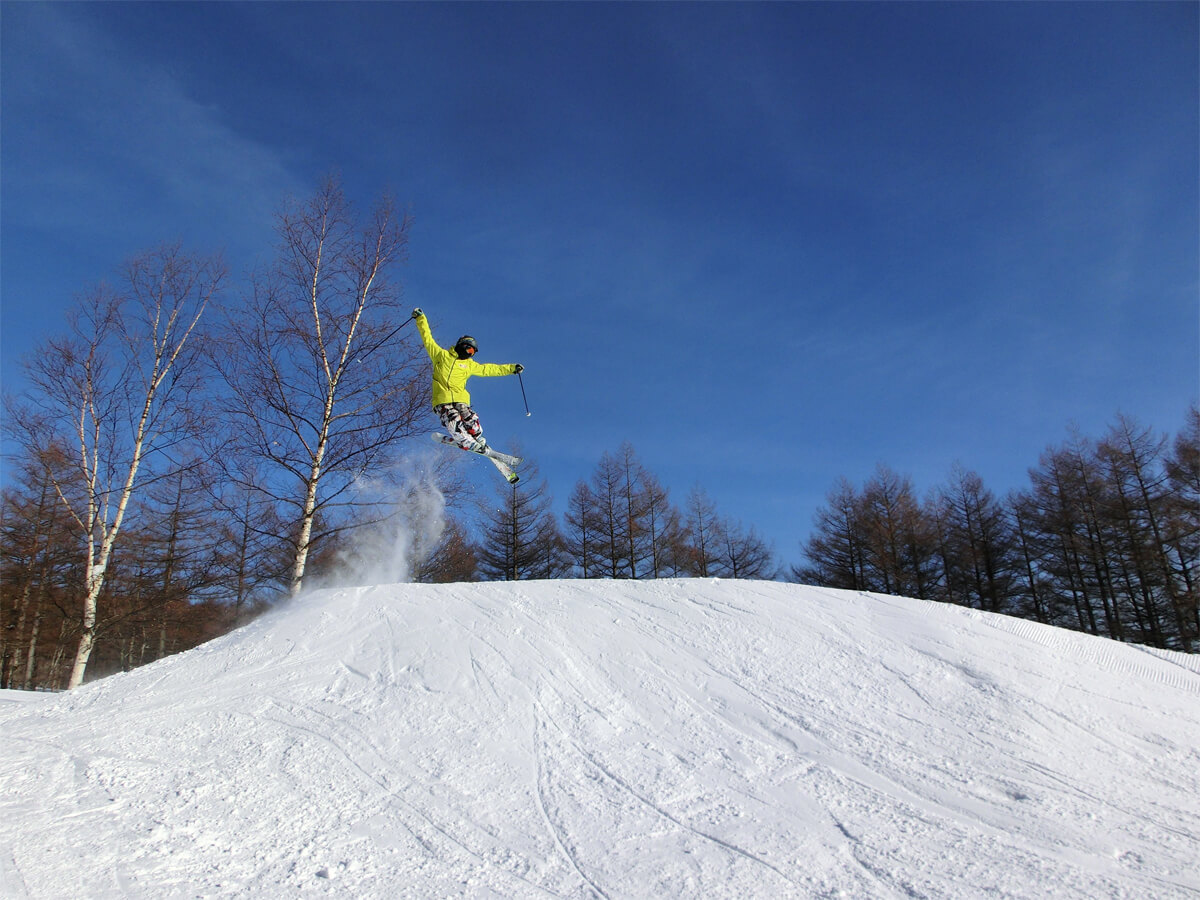 Play with snow at ski resorts in spring_1