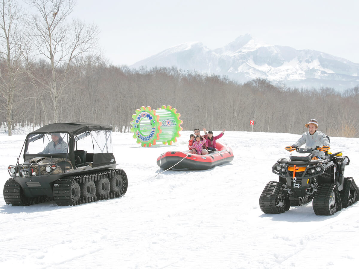 Play with snow at ski resorts in spring_2